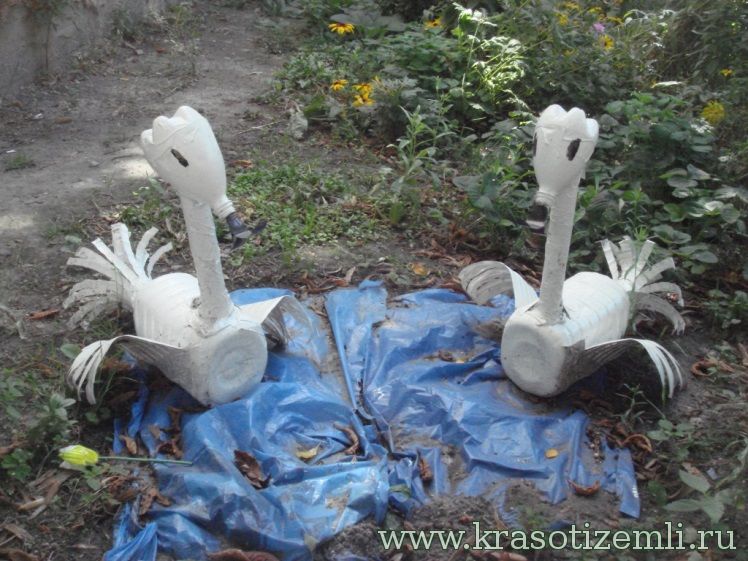 лебеди из пластиковых бутылок