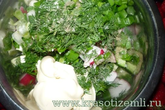 Весенний простой салат из огурца и редиса
